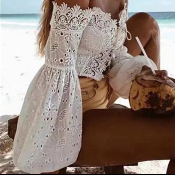 *******SOLD******* Lace Eyelet Crop Top 💖 - Picture 3 of 3